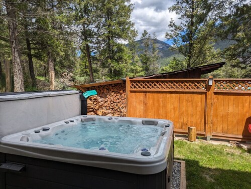 4 Seasons Chateau | Hot Tub | Fire Pit | Backyard