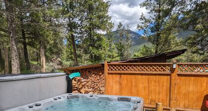 4 Seasons Chateau | Hot Tub | Fire Pit | Backyard