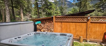 4 Seasons Chateau | Hot Tub | Fire Pit | Backyard