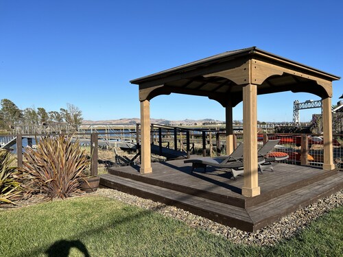 Modern Cottage with Private Dock and large yard on Napa River