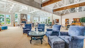 Un vaste espace intérieur doté de hauts plafonds, de grandes fenêtres et de mobilier moderne.