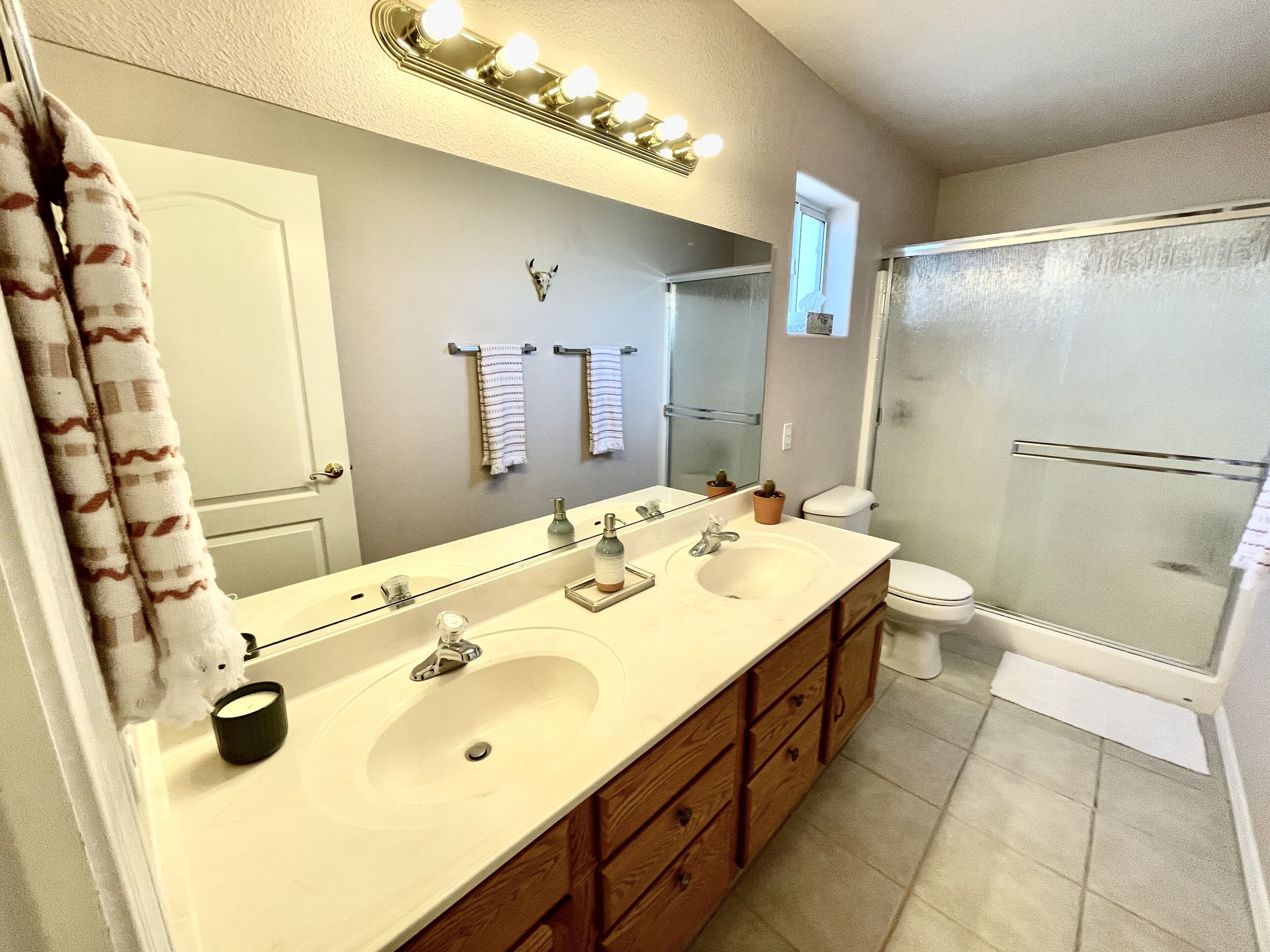 Duschwanne, Haartrockner, Handtücher, Seife