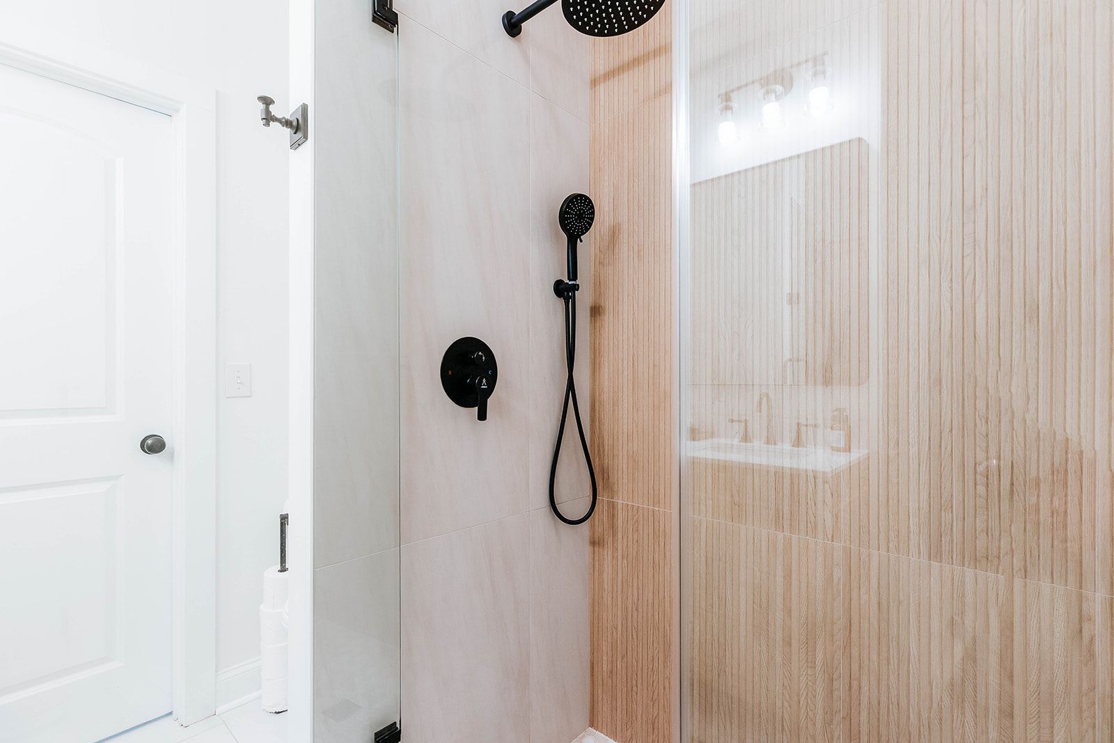 Een badkamer met een douche, toilet en wastafel.