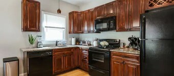 Athens Spacious 4B/2.5B - 1 Mile to Downtown