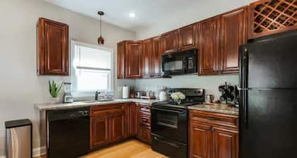 Athens Spacious 4B/2.5B - 1 Mile to Downtown