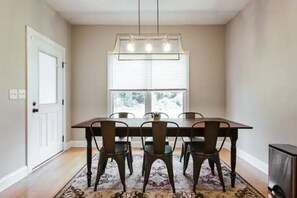 Dining - Spacious 4BR Home I 5 Min to Downtown Athens I Sleeps 8+ (Athens)