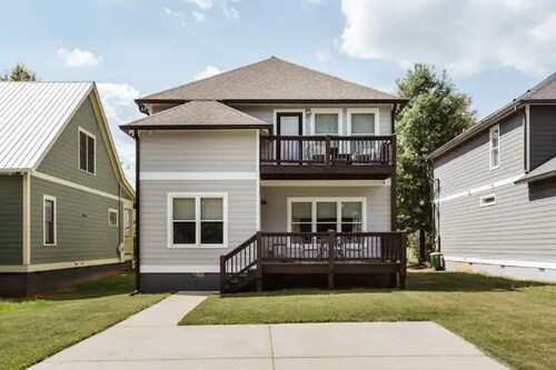 Master on Main + 2 Living Rooms I Minutes to Downtown, UGA & Sanford I Sleeps 9