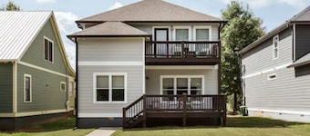 Master on Main + 2 Living Rooms I Minutes to Downtown, UGA & Sanford I Sleeps 9