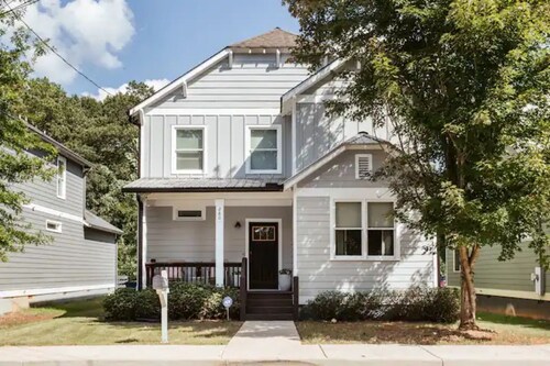 Spacious 4BR Home I 5 Min to Downtown Athens I Sleeps 8+