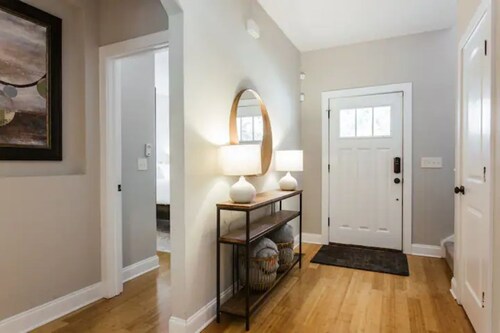 Spacious 4BR Home I 5 Min to Downtown Athens I Sleeps 8+