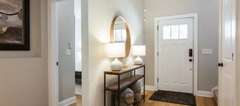 Spacious 4BR Home I 5 Min to Downtown Athens I Sleeps 8+