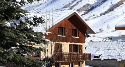 Chalet 15p/7chs, jacuzzi sauna, top emplacement, calme, ménage et linge incl.