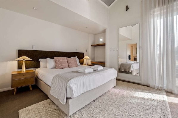 1 chambre, bureau, fer et planche à repasser, draps fournis