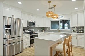 Réfrigérateur, four à micro-ondes, un four, surface de cuisson