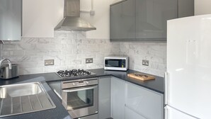 Maison | Cuisine privée | Réfrigérateur, four à micro-ondes, un four, surface de cuisson