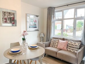 House | 4 bedrooms, iron/ironing board, free WiFi, bed sheets - Charming 4-bed House in Chichester (Chichester)
