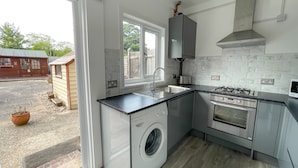 Maison | Cuisine privée | Réfrigérateur, four à micro-ondes, un four, surface de cuisson