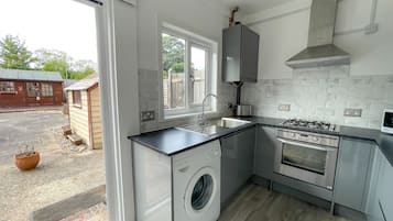 House | Private kitchen | Fridge, microwave, oven, stovetop