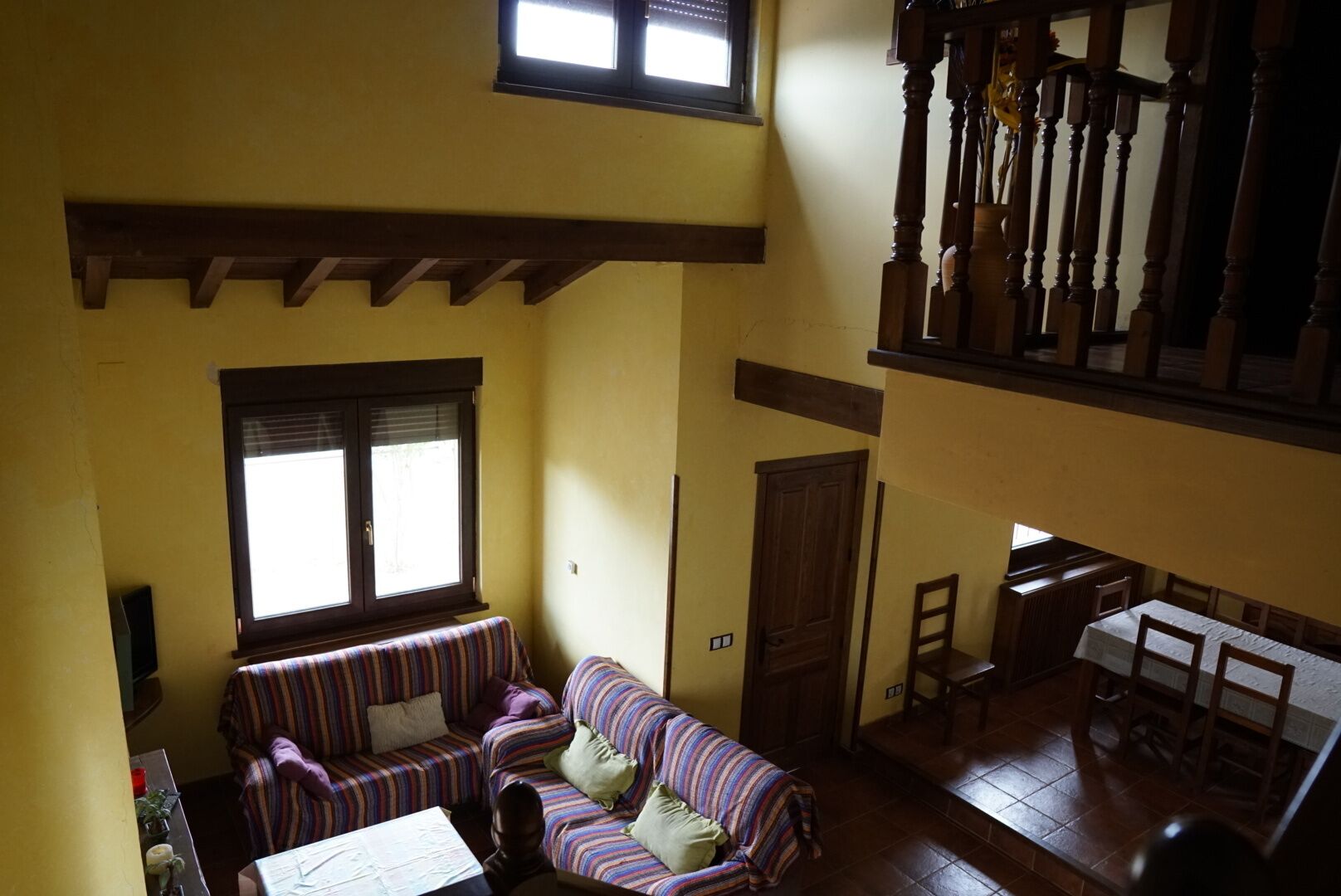 Una televisión, una chimenea