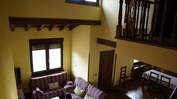 Una televisión, una chimenea