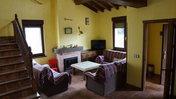 Una televisión, una chimenea