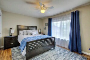 2 bedrooms, desk, iron/ironing board, travel cot - !!Cozy Lake Tapps guesthouse with Fireplace!! (Lake Tapps)