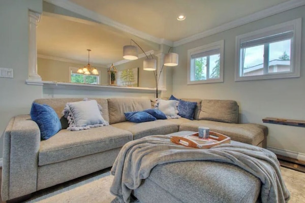 Smart-tv, een open haard, boeken en een muziekbibliotheek