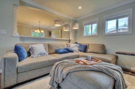 Smart TV, fireplace, books, music library. !!Cozy Lake Tapps guesthouse with Fireplace!!