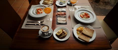 Frukostbuffé varje dag (EUR 8 per person)