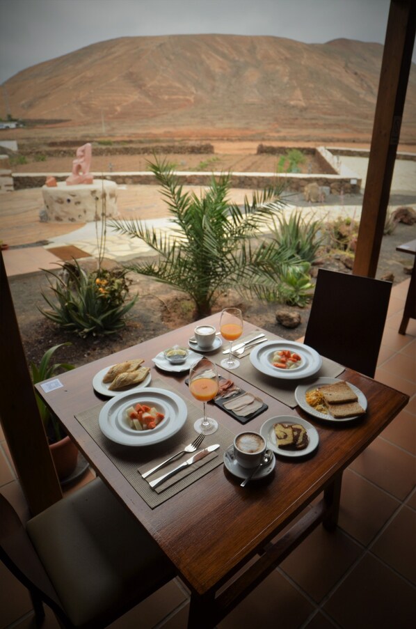 Petit déjeuner buffet (8 EUR par personne)