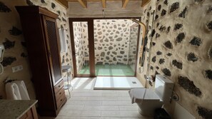 Habitación doble superior | Baño | Artículos de higiene personal gratuitos y secador de pelo