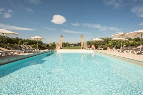 Apartment in a private estate south of the Luberon