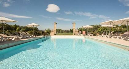 Apartment in a private estate south of the Luberon