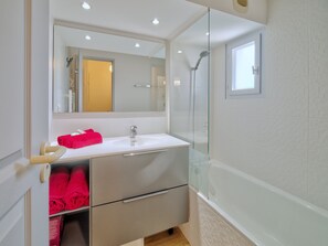 Baignoire, sèche-cheveux, serviettes fournies, savon