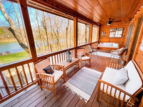 Cozy lakeside cottage with outdoor haven for fishing, kayaking, and lounging
