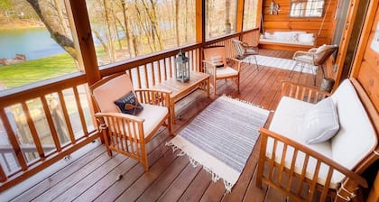 Cozy lakeside cottage with outdoor haven for fishing, kayaking, and lounging