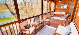Cozy lakeside cottage with outdoor haven for fishing, kayaking, and lounging