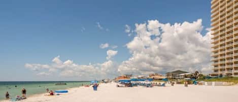 Plage, chaises longues, serviettes de plage