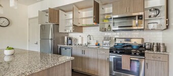 Luxury Suite King Bed 👑 Wi-Fi Pool Gym ✦ 55" Smart TVs 📺 Full Kitchen