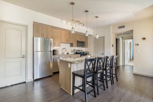 Luxury Suite King Bed 👑 Wi-Fi Pool Gym ✦ 55" Smart TVs 📺 Full Kitchen