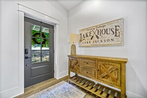 Interior - Canary Cottage Lakehouse on Jackson Lake (Mansfield)