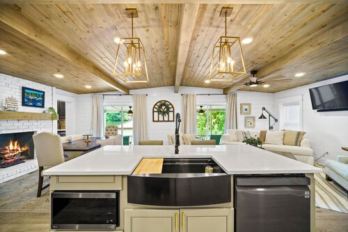 Canary Cottage Lakehouse on Jackson Lake