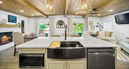 Canary Cottage Lakehouse on Jackson Lake