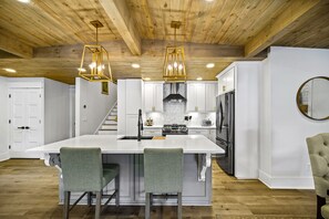 Fridge, microwave, oven, stovetop - Canary Cottage Lakehouse on Jackson Lake (Mansfield)