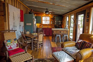 Una Smart TV, una chimenea, libros