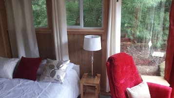 2 bedrooms, desk, bed sheets