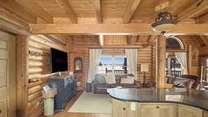 Smart TV, fireplace, books - Heated Seasonal Pool, Hot Tub & Theater • Rustic Cabin by Bike Path (Celina)