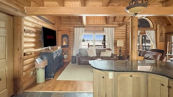 Una Smart TV, una chimenea, libros