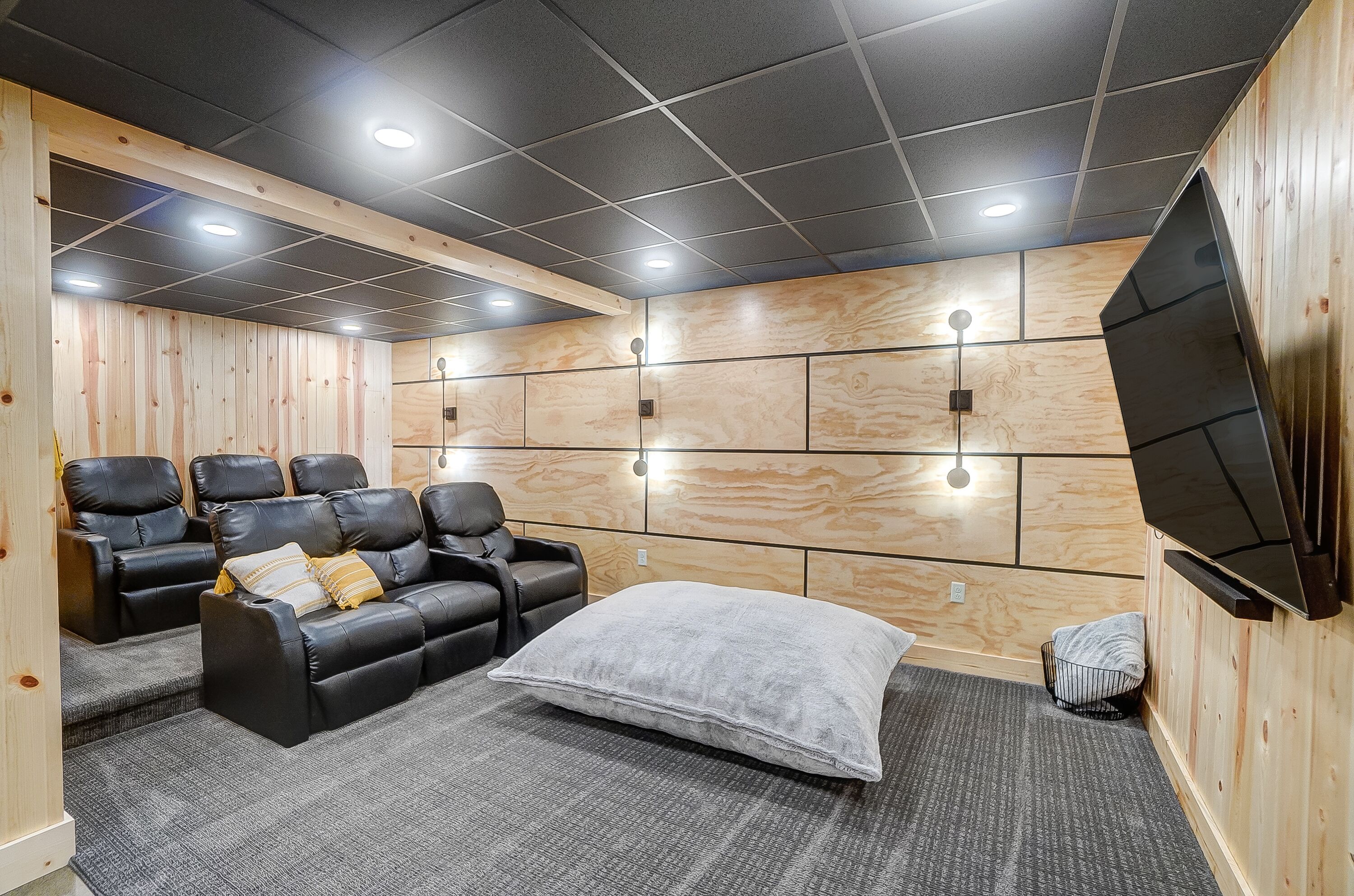 4 dormitorios, caja fuerte, escritorio y tabla de planchar con plancha