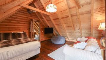 4 bedrooms, in-room safe, desk, iron/ironing board